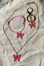 Charger l'image dans la galerie, Pochette cadeau octobre rose parure collier papillon ruban rose, bracelet et porte clé