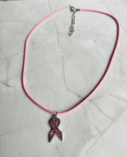 Charger l'image dans la galerie, Collier Cordon rose avec pendentif Ruban strass rose