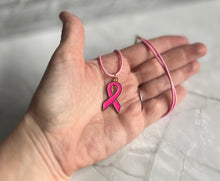 Charger l'image dans la galerie, Collier octobre rose Cordon rose avec pendentif Ruban rose et or