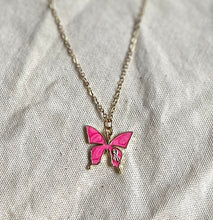 Charger l'image dans la galerie, Pochette cadeau octobre rose parure collier papillon ruban rose, bracelet et porte clé