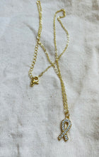 Charger l'image dans la galerie, Collier octobre rose en acier inoxydable doré à l’or fin avec pendentifs ruban strass or