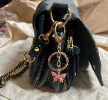 Charger l'image dans la galerie, Pochette cadeau octobre rose parure collier papillon ruban rose, bracelet et porte clé