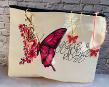 Charger l'image dans la galerie, Pochette cadeau octobre rose parure collier papillon ruban rose, bracelet et porte clé
