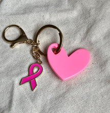 Charger l'image dans la galerie, Porte clé bijou de sac octobre rose en acier inoxydable doré cœur en résine et ruban rose clair