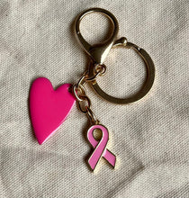 Charger l'image dans la galerie, Porte clé bijou de sac octobre rose en acier inoxydable doré avec cœur rose vif et ruban rose clair