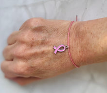 Charger l'image dans la galerie, Bracelet octobre rose en Coton Rose fils d’or Coulissant pendentif acier ruban rose