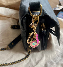 Charger l'image dans la galerie, Porte clé bijou de sac octobre rose en acier inoxydable doré à l’or fin coeur avec un œil et ruban rose vif
