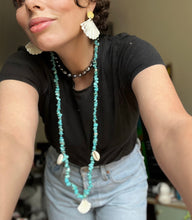 Charger l'image dans la galerie, Copie de Boucles oreille GRACE clou doré et éventail en nacre