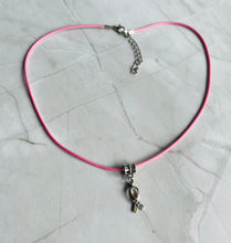 Charger l'image dans la galerie, Collier Octobre Rose Cordon rose pendentif ruban avec l'inscription HOPE
