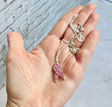 Charger l'image dans la galerie, Collier octobre rose en acier inoxydable avec pendentifs ruban rose en strass