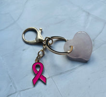 Charger l'image dans la galerie, Porte clé bijou de sac octobre rose en acier inoxydable doré avec cœur quartz rose et ruban rose