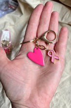 Charger l'image dans la galerie, Porte clé bijou de sac octobre rose en acier inoxydable doré avec cœur rose vif et ruban rose clair