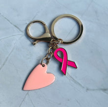 Charger l'image dans la galerie, Porte clé bijou de sac octobre rose en acier inoxydable doré avec cœur rose clair et ruban rose