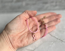 Charger l'image dans la galerie, Collier octobre rose Cordon rose avec pendentif Ruban rose et or