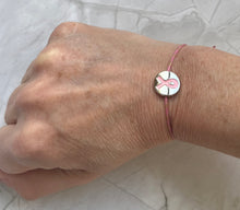 Charger l'image dans la galerie, Bracelet octobre rose en Coton Rose fils d’or Coulissant perle acier ruban rose