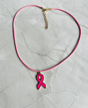 Charger l'image dans la galerie, Collier octobre rose Cordon rose avec pendentif Ruban rose et or
