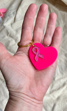 Charger l'image dans la galerie, Porte clé bijou de sac octobre rose en acier inoxydable doré gros cœur en résine et ruban rose vif