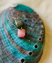 Charger l'image dans la galerie, Charms pendentif CARO en pierre naturelle et inox doré