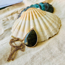 Charger l'image dans la galerie, Collier DENVER avec pierre naturelle en Labradorite et acier inox