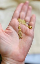 Charger l'image dans la galerie, Collier octobre rose en acier inoxydable doré à l’or fin avec pendentifs ruban strass or