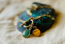 Charger l'image dans la galerie, Charms pendentif JULE médaille martelé doré