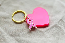 Charger l'image dans la galerie, Porte clé bijou de sac octobre rose en acier inoxydable doré gros cœur en résine et ruban rose vif