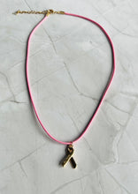 Charger l'image dans la galerie, Collier Octobre Rose Cordon rose pendentif ruban avec l'inscription COURAGE