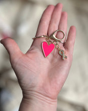 Charger l'image dans la galerie, Porte clé bijou de sac octobre rose en acier inoxydable doré à l’or fin avec ruban strass or