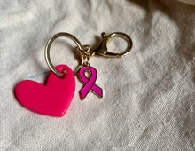 Charger l'image dans la galerie, Porte clé bijou de sac octobre rose en acier inoxydable doré cœur en résine et ruban rose vif