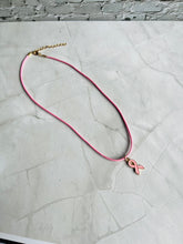 Charger l'image dans la galerie, Collier octobre rose Cordon rose avec pendentif Ruban rose et or