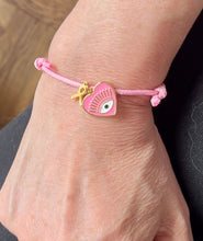 Charger l'image dans la galerie, Bracelet octobre rose en Coton Rose Coulissant charm cœur rose avec un œil et petit ruban doré
