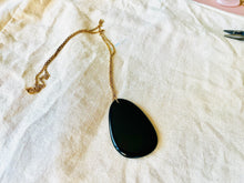 Charger l'image dans la galerie, Collier MIKA avec pierre naturelle en tournaline noire et acier inox