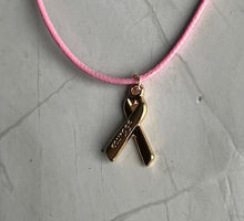 Charger l'image dans la galerie, Collier Octobre Rose Cordon rose pendentif ruban avec l'inscription COURAGE