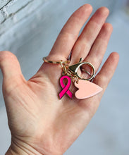 Charger l'image dans la galerie, Porte clé bijou de sac octobre rose en acier inoxydable doré avec cœur rose clair et ruban rose