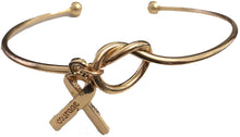 Charger l'image dans la galerie, Bracelet Octobre Rose. Bracelet jonc Noeud avec Un Ruban doré et l'inscription Courage. BRACELET Cancer