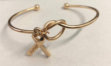 Charger l'image dans la galerie, Bracelet Octobre Rose. Bracelet jonc Noeud avec Un Ruban doré et l'inscription Courage. BRACELET Cancer