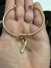 Charger l'image dans la galerie, Bracelet Octobre Rose. Bracelet jonc Noeud avec Un Ruban doré et l'inscription Courage. BRACELET Cancer