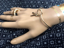 Charger l'image dans la galerie, Bracelet Octobre Rose. Bracelet jonc Noeud avec Un Ruban doré et l'inscription Courage. BRACELET Cancer