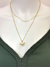 Charger l'image dans la galerie, Collier double rang Joséphine en plaqué or avec pendentif demi soleil
