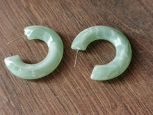 Charger l'image dans la galerie, Boucle oreille NICOLETTA créole en résine vert eau