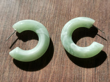 Charger l'image dans la galerie, Boucle oreille NICOLETTA créole en résine vert eau