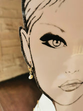 Charger l'image dans la galerie, Boucle oreille CHANTAL mini créole en plaqué or avec perle d'eau douce irrégulière