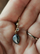 Charger l'image dans la galerie, Boucle oreille DIANE dormeuse avec une perle d'eau douce irrégulière noire