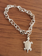 Charger l'image dans la galerie, Bracelet CHELONE en maille gourmette avec une tortue