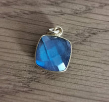Charger l'image dans la galerie, Charms pendentif carré JULIE en pierre naturelle et plaqué or