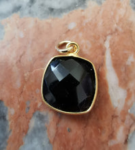 Charger l'image dans la galerie, Charms pendentif carré JULIE en pierre naturelle et plaqué or