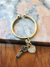 Charger l'image dans la galerie, Bague FLORENCE avec boule doré et breloque clé et coeur