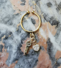 Charger l'image dans la galerie, Bague FLORENCE avec boule doré et breloque clé et coeur