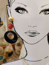 Charger l'image dans la galerie, Boucle oreille JEANNE en résine rouge et noire