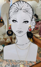 Charger l'image dans la galerie, Boucle oreille JEANNE en résine rouge et noire